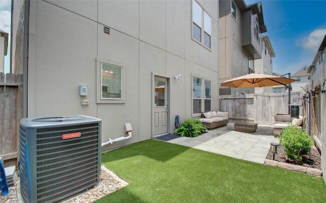 Building Photo - 2015 Royal Landing Dr