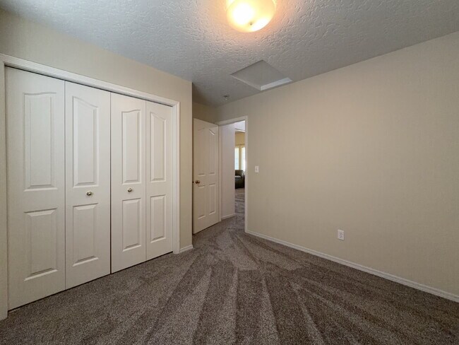 Building Photo - Perfect Location!