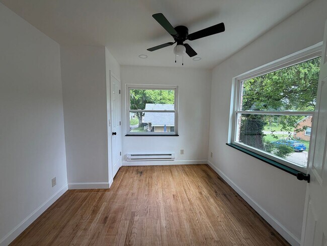 Building Photo - 419 Elm St