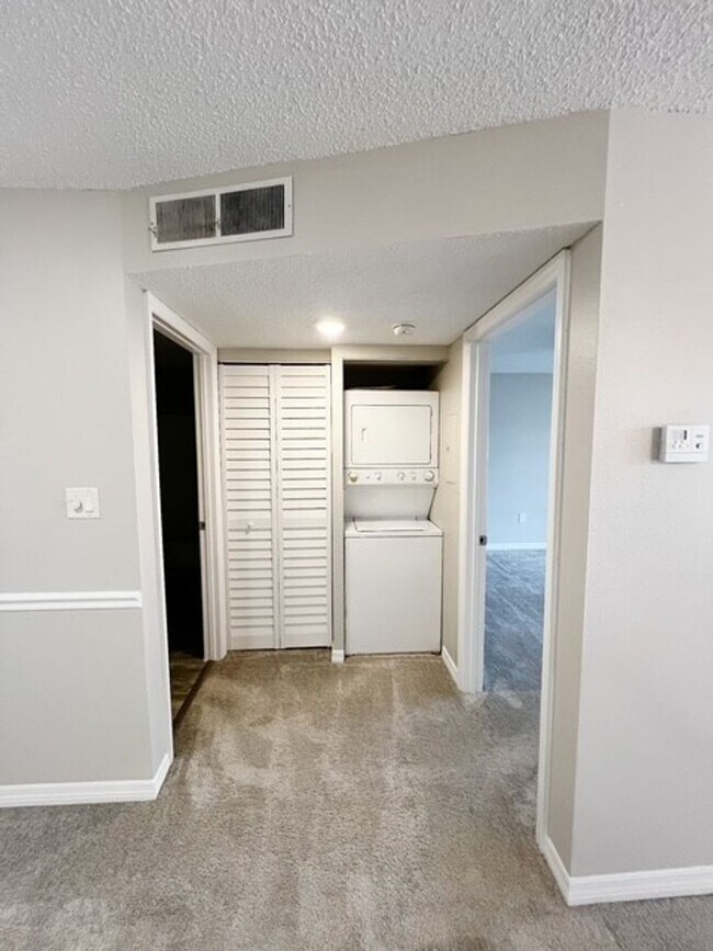 Building Photo - Corner Unit - 2nd Floor- 1 Bedroom 1 Bath for Lease in Brandon, FL