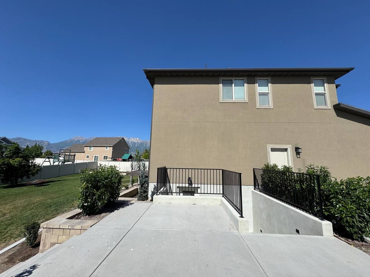 Building Photo - 698 S Lake View Dr