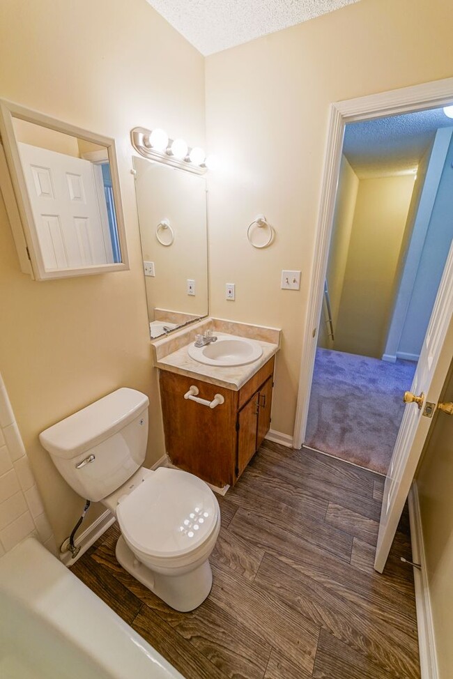 Building Photo - Super Cute 3 bedroom 3 bathroom townhome o...