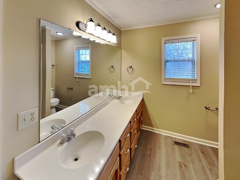 Building Photo - 1212 Wembley Ct