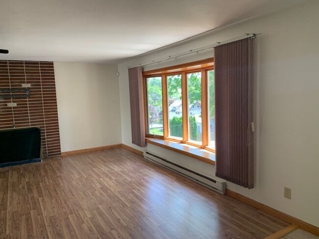 Building Photo - Renovated 3 Bedroom Single Family Home