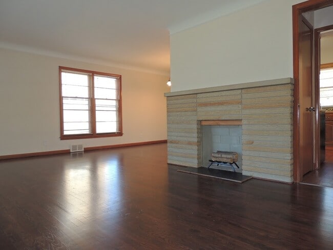 Building Photo - Astonishingly Renovated 3 Bedroom, 1.5 Bathroom Colonial!