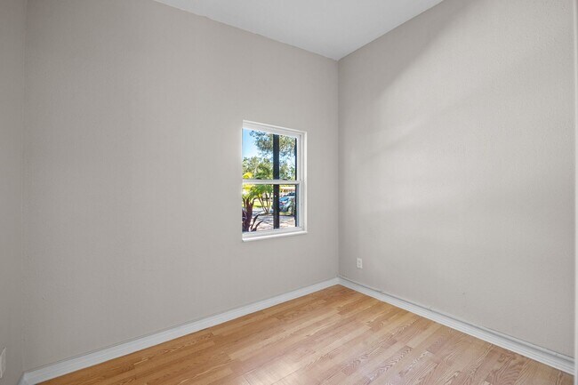 Building Photo - 818 28th St Cir E