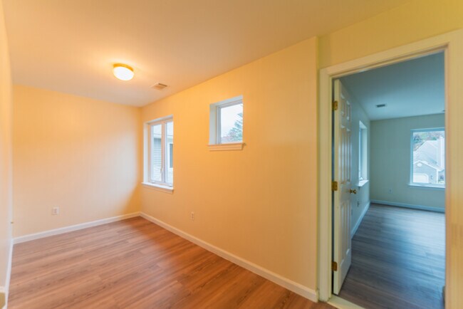 Building Photo - 208 Castlewood Dr