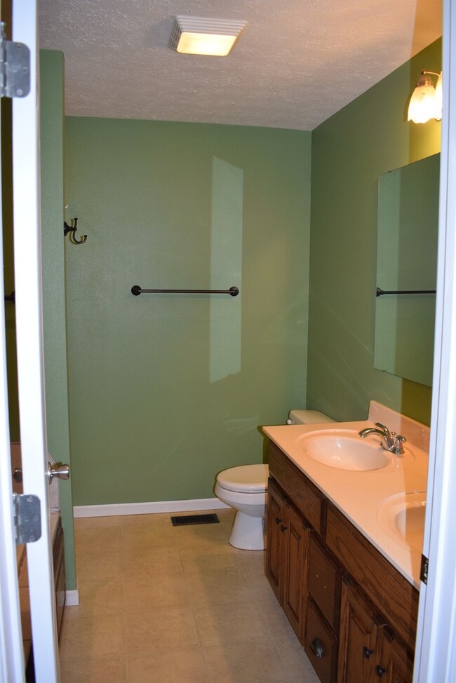 Building Photo - Beautiful spacious home in Waynesville