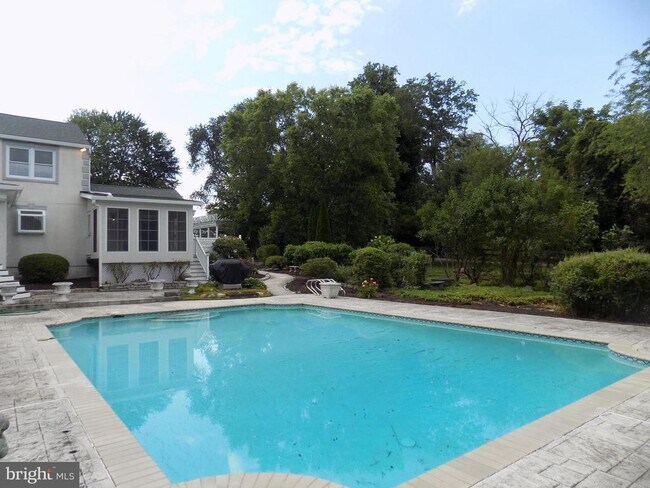 Building Photo - 313 Glenville Rd