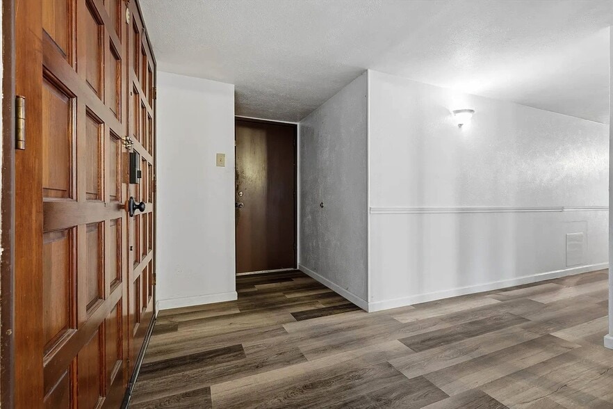 Building Photo - 2705 Treeview Dr