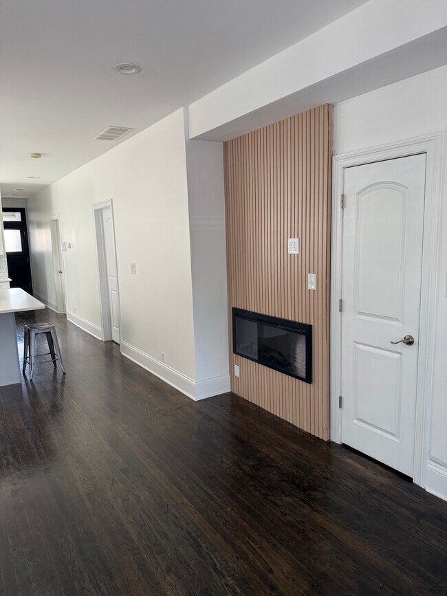 Building Photo - 3142 N Damen Ave