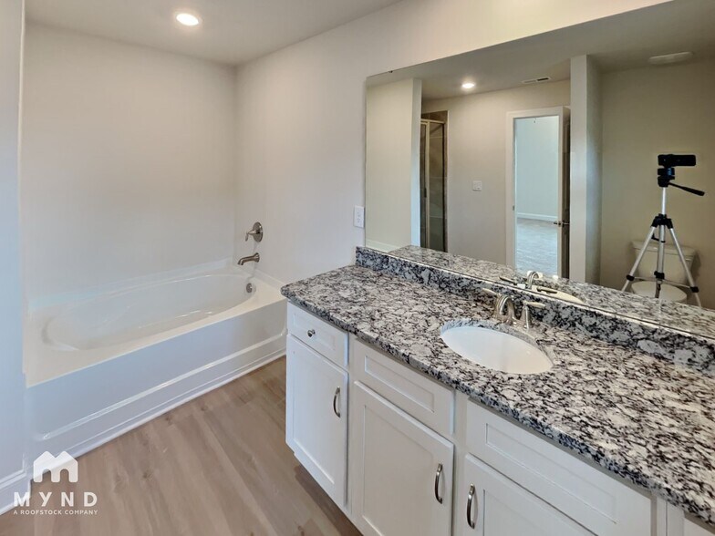 Building Photo - 102 Sina St