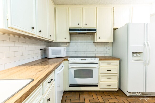 Building Photo - 1/2 Off 1st months rent