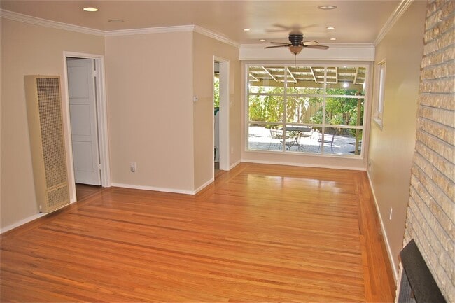 Building Photo - 2323 Peachtree Ln