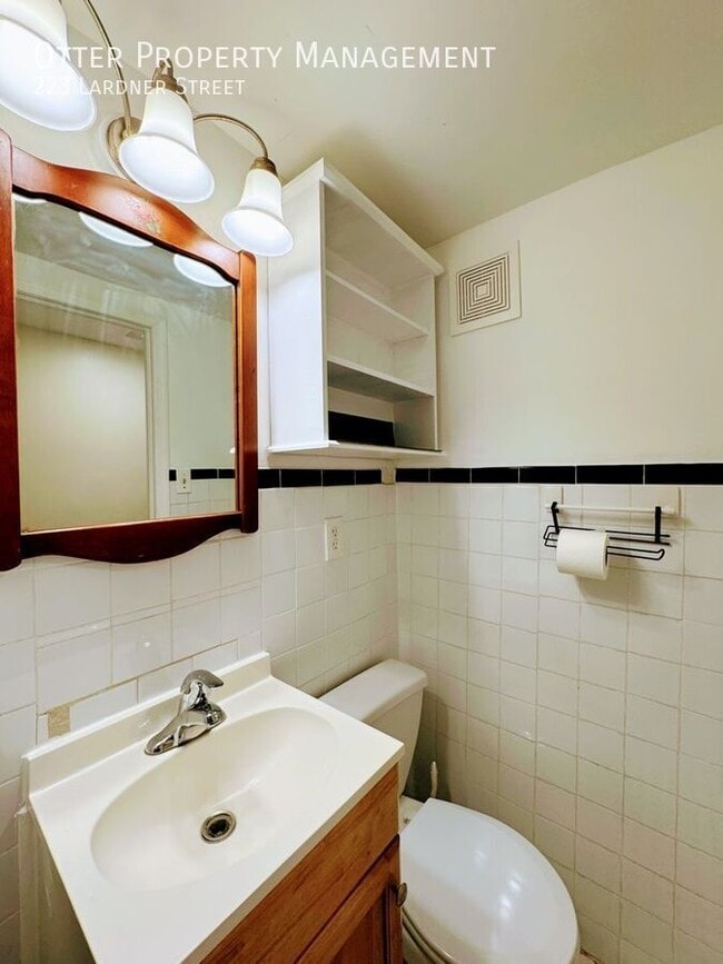 Building Photo - 223 Lardner St