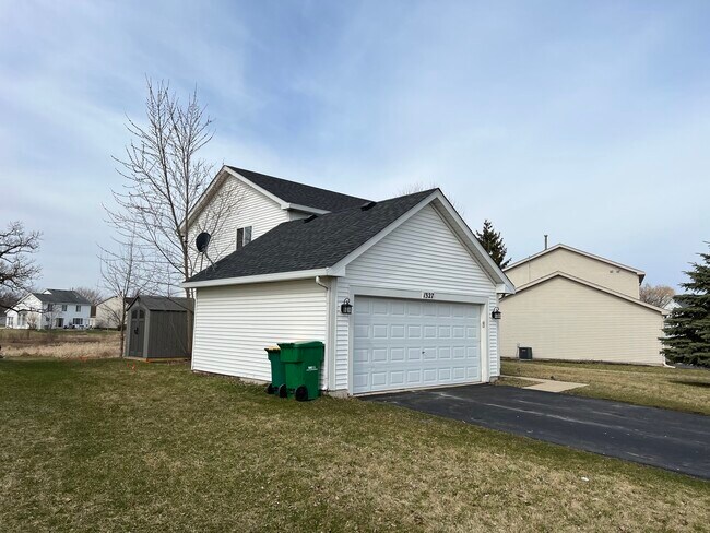 Building Photo - 1327 Fox Chase Dr