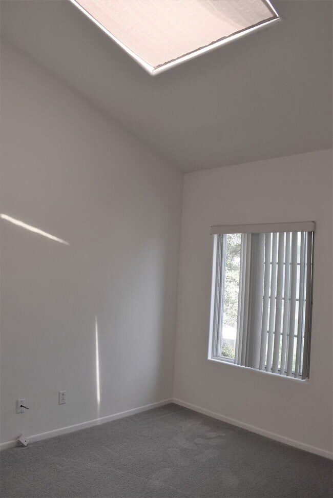 Building Photo - 3 Bedroom Townhome in La Jolla Village