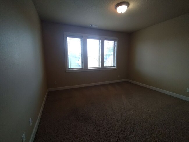 Building Photo - Stunning Renaissance Home, 5 bedroom 3 ful...