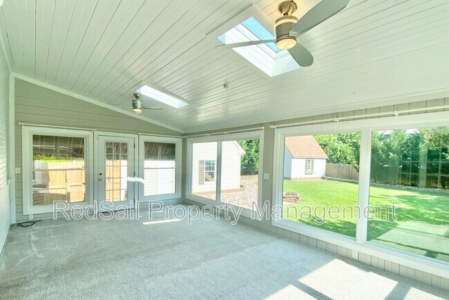 Building Photo - 3928 Oak Dr E