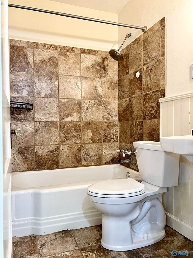 Building Photo - 2019 Vanderbilt Dr SW