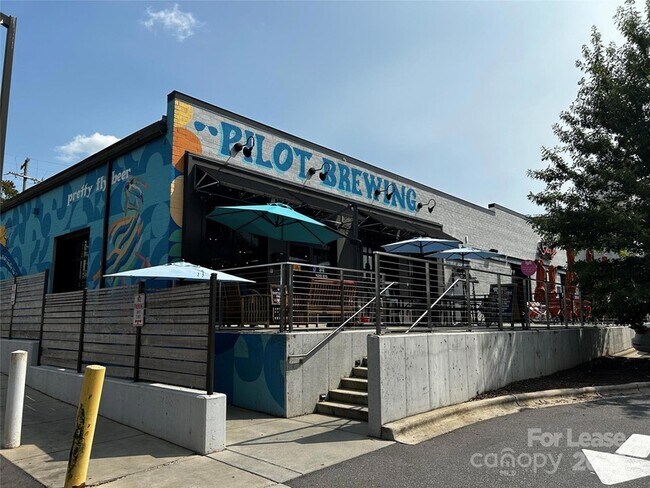 Building Photo - 1553 Pinecrest Ave