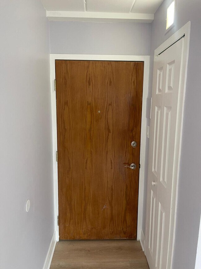 Building Photo - 6161 N Hoyne Ave