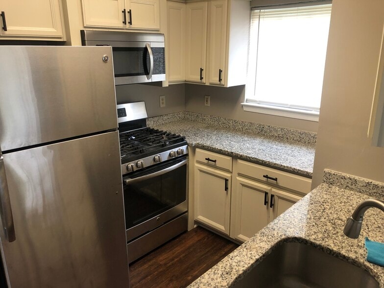 Building Photo - 6303 Sandpiper Ct