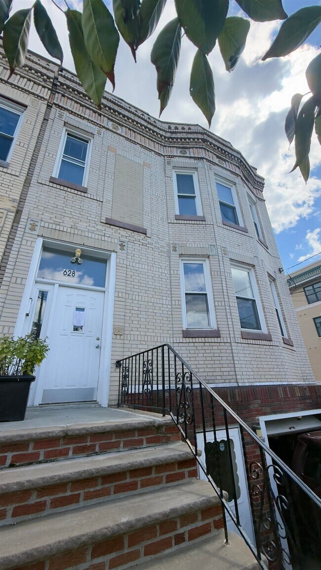 Building Photo - 628 Palisade Ave