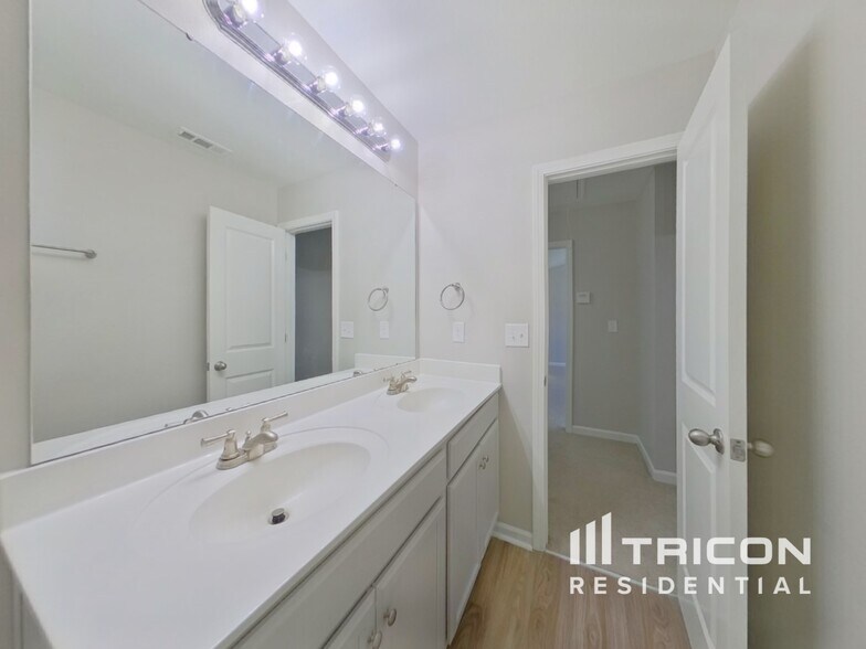 Building Photo - 7027 Palatine Ln