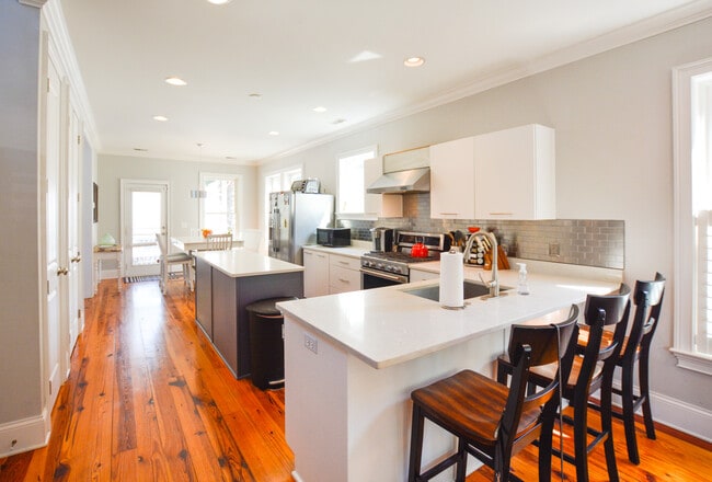 Building Photo - Fully Furnished Home in Downtown Charleston