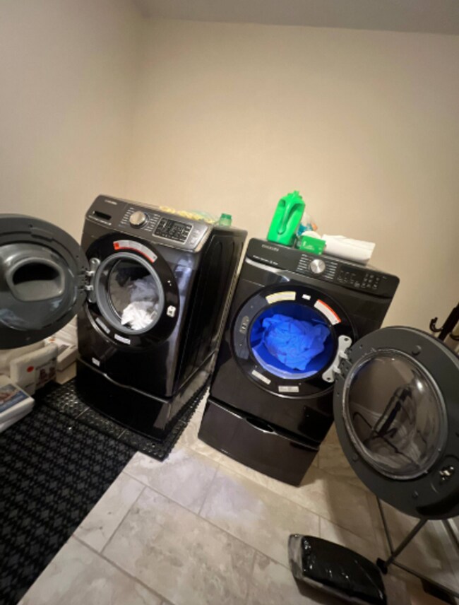 Building Photo - Spacious 4 Bedroom with Gameroom