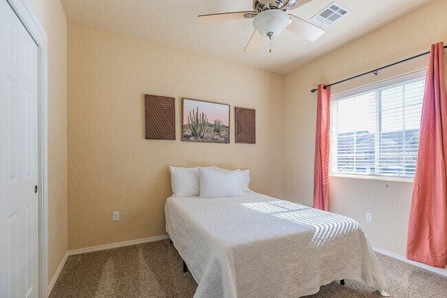 Building Photo - 3 Bed 2 Bath Fully Furnished Home - Pet Fr...