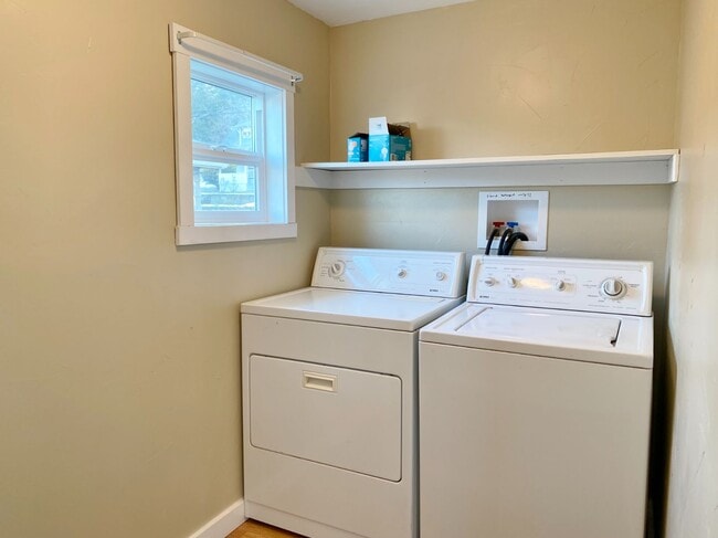 Building Photo - Updated 2 Bedroom