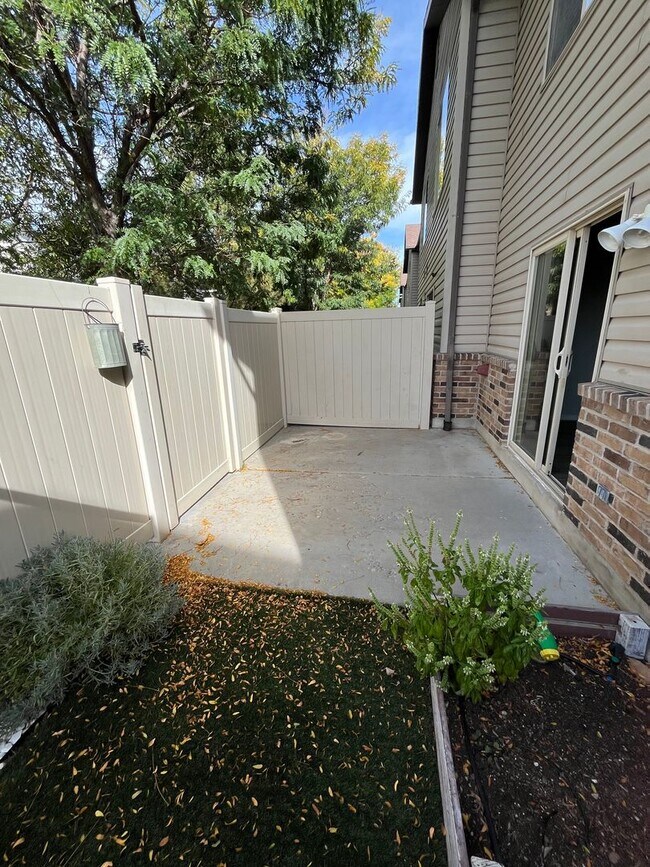 Building Photo - Rent Reduction & HOA Included! Call Today!...