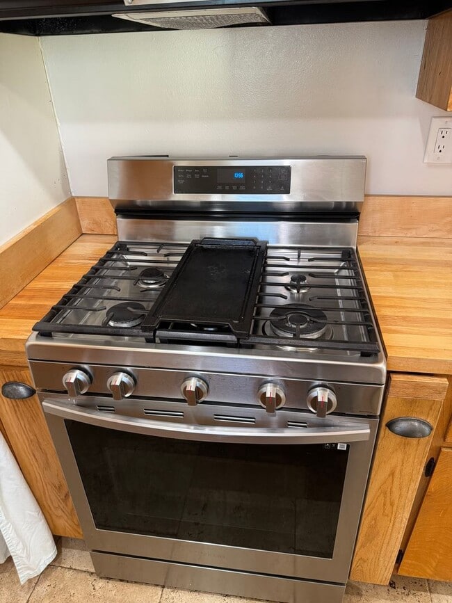 Building Photo - Turnkey Single-Story Home in Prime Camaril...