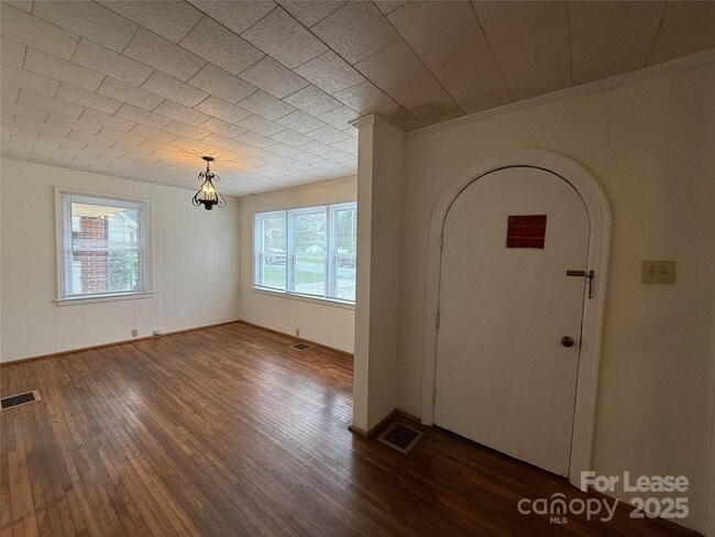 Building Photo - 730 E Iredell Ave