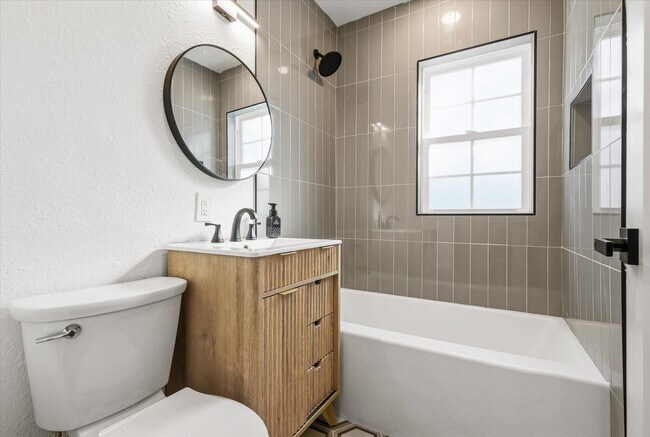 Building Photo - 643 W 8th Ave