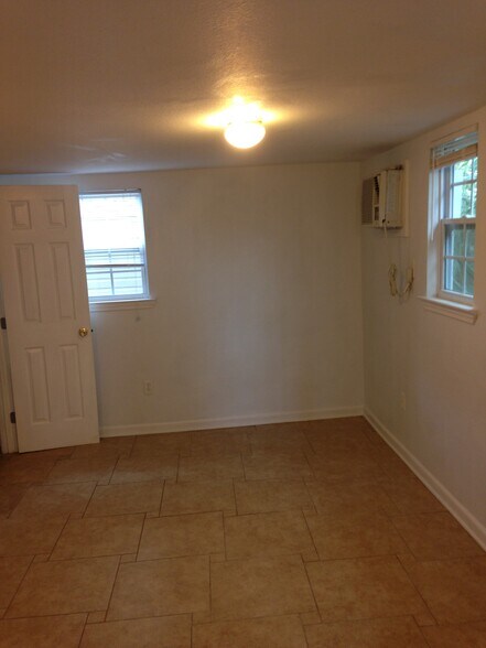 Building Photo - 1942 Moss St