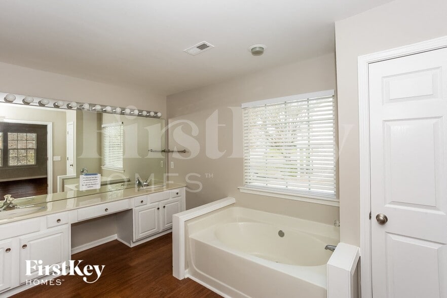 Building Photo - 13214 Ballara Pl