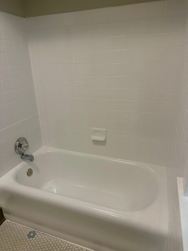 Building Photo - 6327 N Oakley Ave