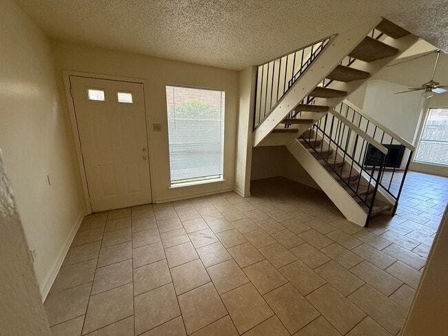 Building Photo - 3bd 2BA Townhouse