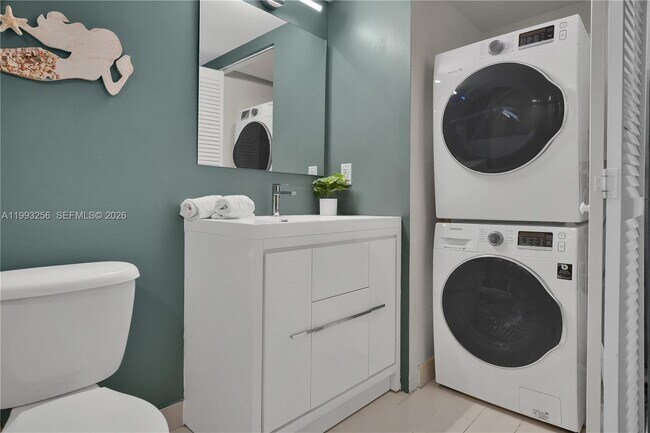 Building Photo - 1111 SW 1st Ave