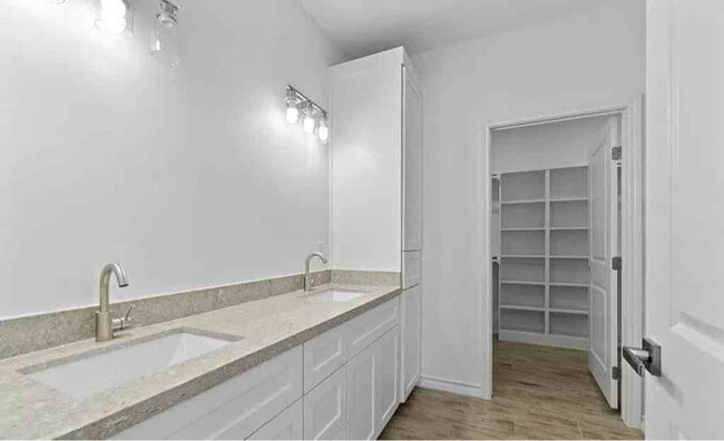 Building Photo - 15688 Primera Rd