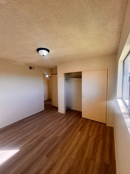 Building Photo - 1001 E Stearns Ave