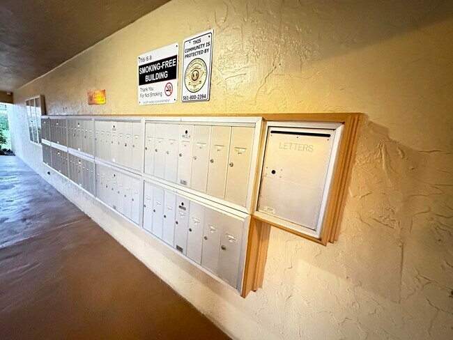 Building Photo - 600 Village Green Ct