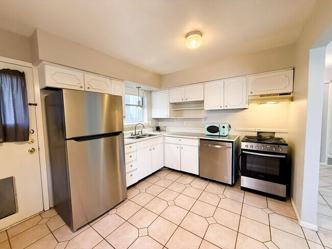 Building Photo - 1139-1139 Haines Ave