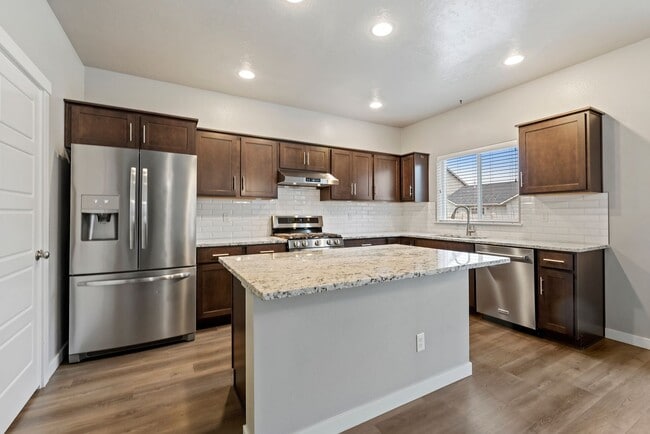 Building Photo - Upgraded 4 Bed 2.5 Bath Home