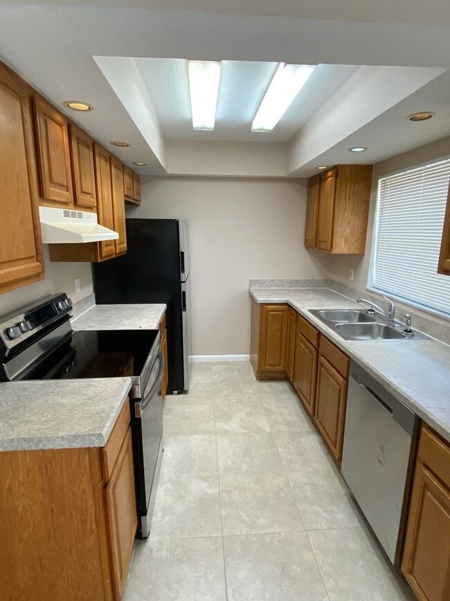 Building Photo - Ready for you to move in!!