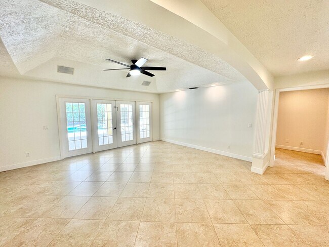Building Photo - ** BERKSHIRE LAKES ** 3 BED + DEN / 2.5 BA...