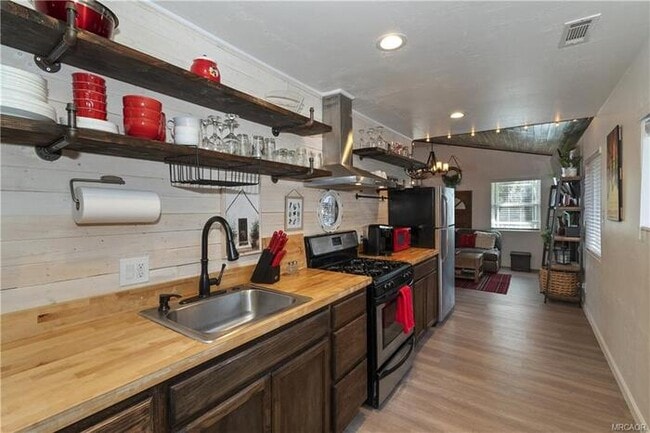 Building Photo - Move-In Ready 2 Bed / 2 Bath + Bonus Room & Den/Office